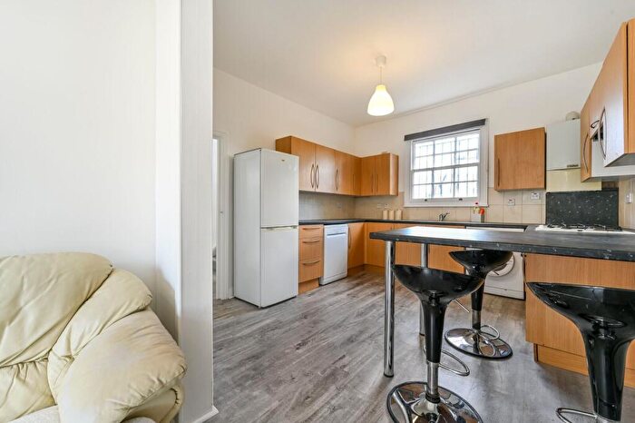 3 Bedroom Maisonette To Rent In King Henrys Walk, Dalston, London, N1
