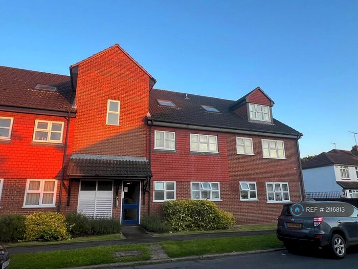 2 Bedroom Flat To Rent In Woodfield Close, Ashtead, KT21