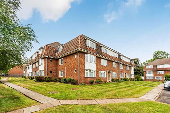 2 Bedroom Apartment For Sale In Hemingford Road, Cheam, SM3
