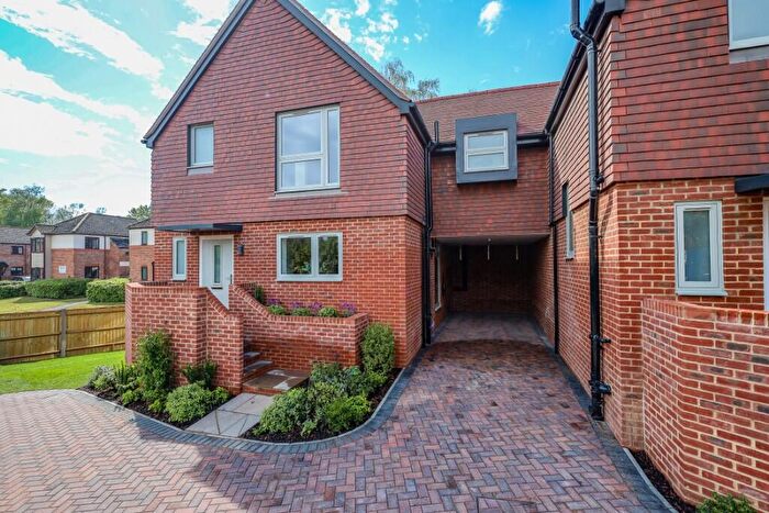 3 Bedroom Link Detached House For Sale In Station Road, Liss, Hampshire, GU33