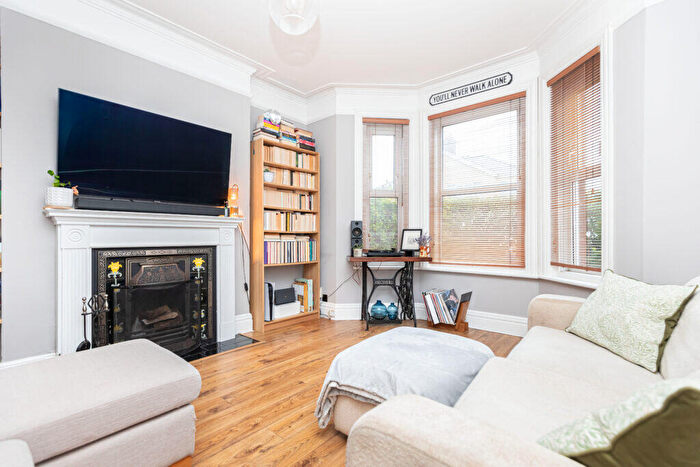 2 Bedroom Flat For Sale In Ensbury Avenue, Bournemouth, Dorset, BH10