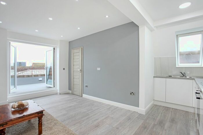 1 Bedroom Flat To Rent In Amberley Place, Windsor, SL4