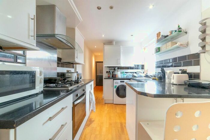 3 Bedroom Flat To Rent In Chillingham Road, Heaton, Newcastle Upon Tyne NE6