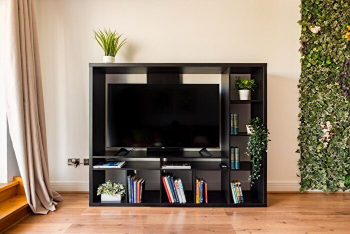 2 Bedroom Apartment To Rent In Wotton Court, Jamestown Way, London, E14