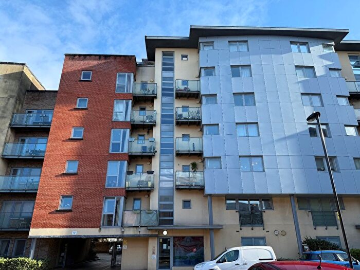 2 Bedroom Flat To Rent In Orchard Place, Southampton, Hampshire, SO14