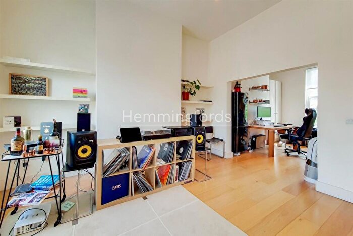 2 Bedroom Apartment To Rent In Whitehorse Road, London, E1