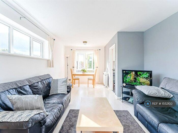 2 Bedroom Flat To Rent In Park Hill Road, Wallington, SM6