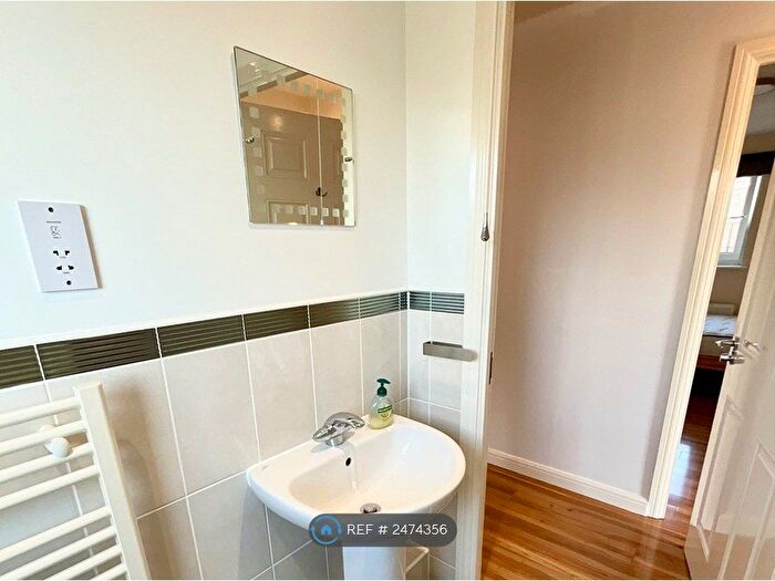2 Bedroom Flat To Rent In Burford Gardens, Cardiff, CF11
