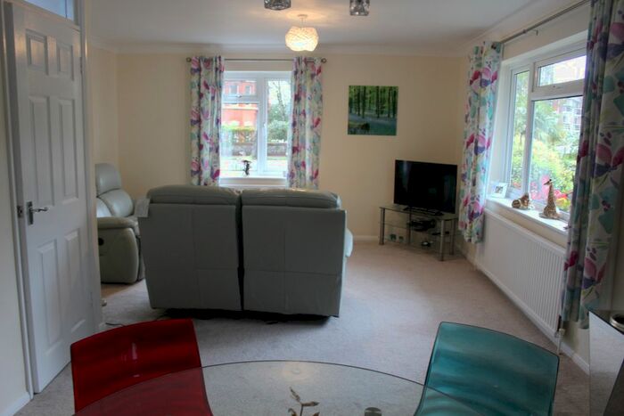 3 Bedroom Flat To Rent In Silverdale Road, Eastbourne, BN20