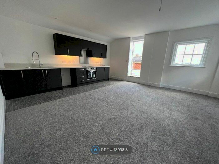 2 Bedroom Flat To Rent In The Old Embassy, Hull, HU1