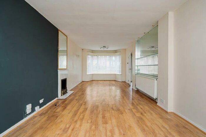 3 Bedroom Terraced House To Rent In Melbourne Way, Bush Hill, EN1