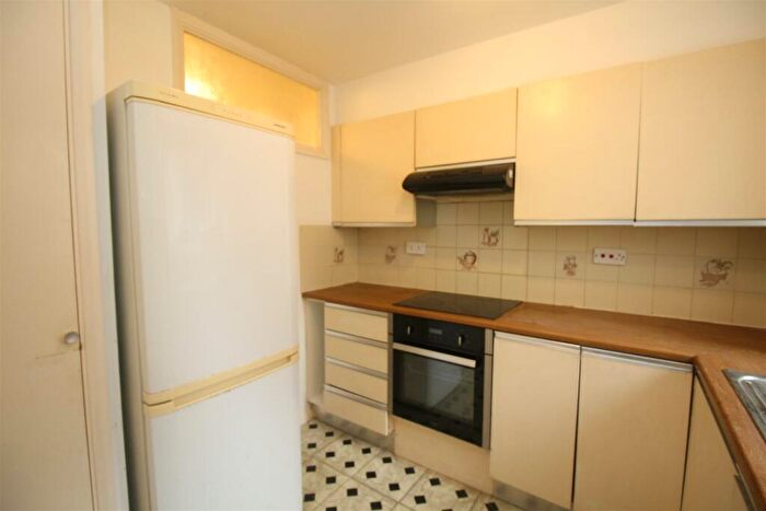 2 Bedroom Flat To Rent In Avenue Road, Chadwell Heath, Essex, RM6