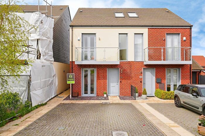 2 Bedroom Semi Detached House For Sale In Partridge Close, Didcot, OX11