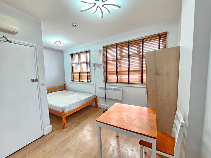 Studio To Rent In Mitcham Road, London, SW17