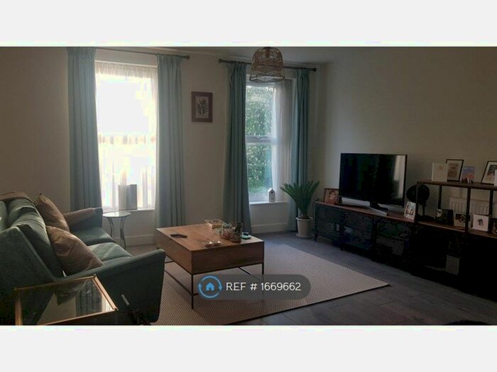 2 Bedroom Flat To Rent In Sandhurst House, South Croydon, CR2