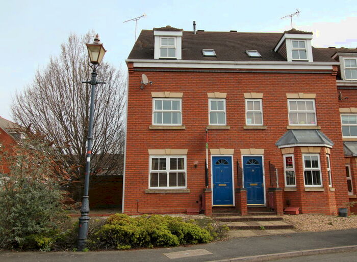 3 Bedroom Town House To Rent In Charter Approach, Warwick, CV34
