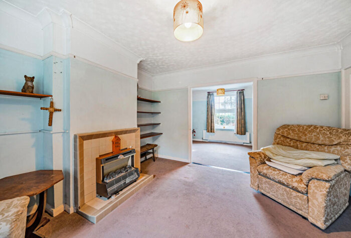 3 Bedroom End Of Terrace House For Sale In Central Road, Morden, SM4