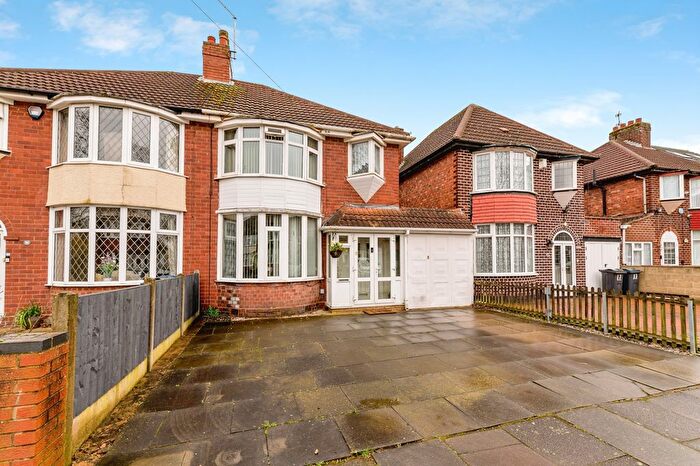 3 Bedroom Semi Detached House For Sale In Rymond Road, Birmingham, B34