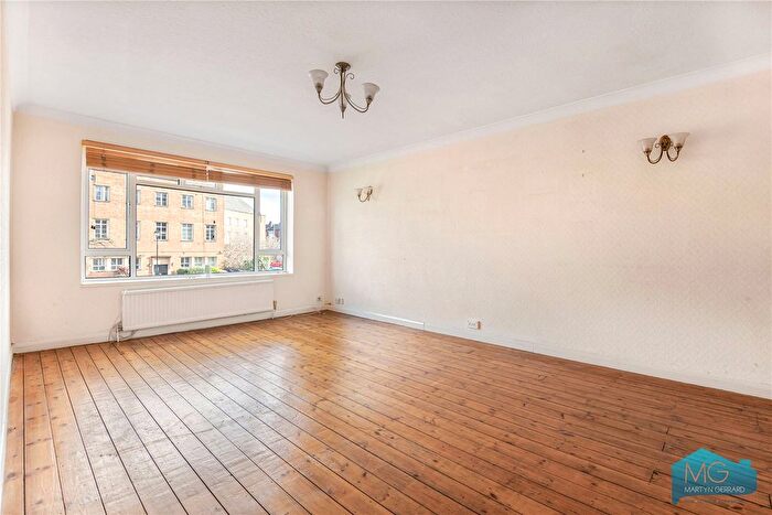 2 Bedroom Flat For Sale In Windsor Court, Friern Barnet Lane, London, N11