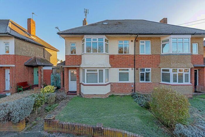 2 Bedroom Apartment To Rent In Warwick Road, Thames Ditton, KT7