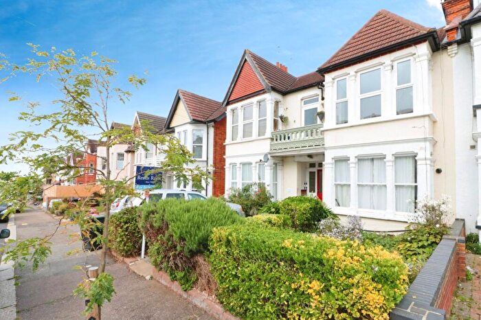2 Bedroom Apartment For Sale In Cobham Road, Westcliff-on-Sea, Essex, SS0