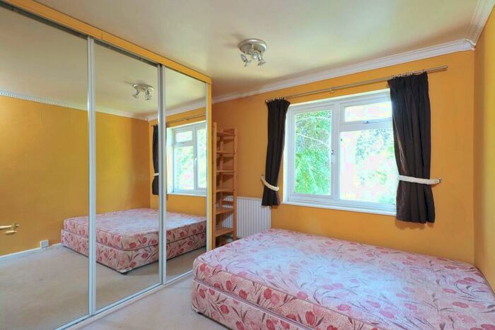 3 Bedroom Flat To Rent In St Mary's Grove, Putney, London, SW13