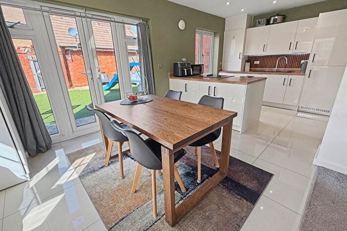 3 Bedroom Link Detached House For Sale In Wareham, BH20 - Photo 8