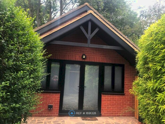 1 Bedroom Detached House To Rent In Hedsor Road, Bourne End, SL8