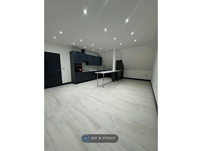 2 Bedroom Flat To Rent In Cliff Gardens, Scunthorpe, DN15