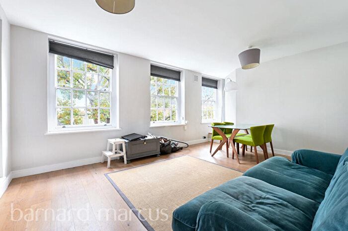 3 Bedroom Flat To Rent In Vicarage Crescent, London, SW11