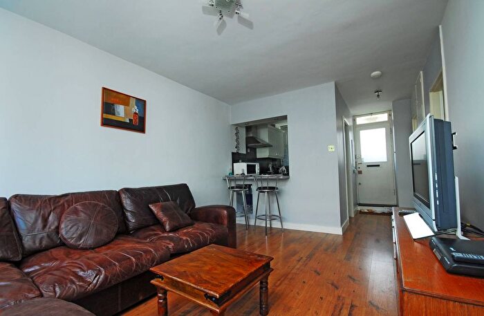 1 Bedroom Flat To Rent In Churchill Gardens, Pimlico, London, SW1V