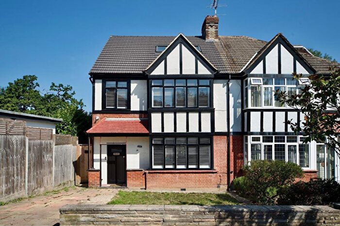 4 Bedroom Semi-Detached House For Sale In The Alders, London, N21