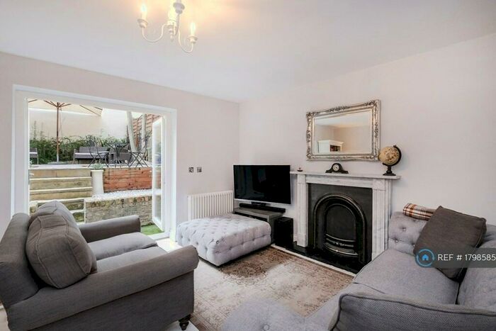 2 Bedroom Maisonette To Rent In Grosvenor Park, London, SE5
