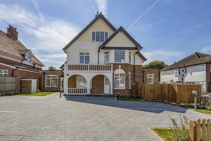 3 Bedroom Flat To Rent In Blenheim Road, London, SW20