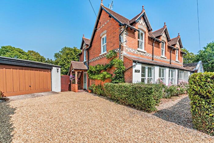 4 Bedroom Detached House For Sale In Tutts Clump, Berkshire, RG7