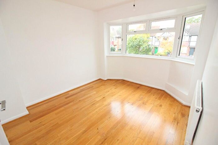 3 Bedroom End Of Terrace House For Sale In Kingshill Avenue, Worcester Park, Surrey, KT4