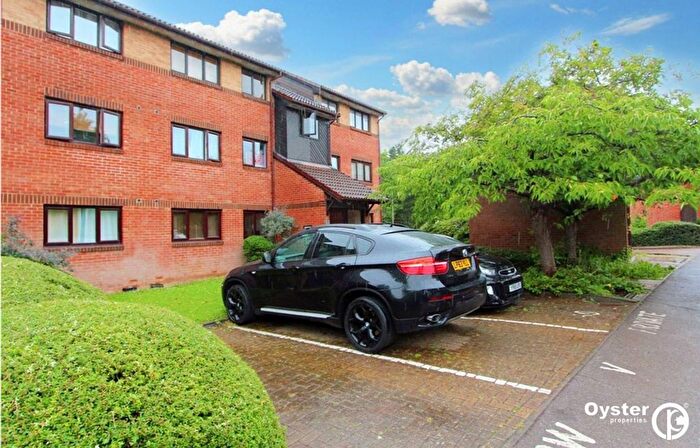 2 Bedroom Flat To Rent In Pavilion Way, Edgware, HA8