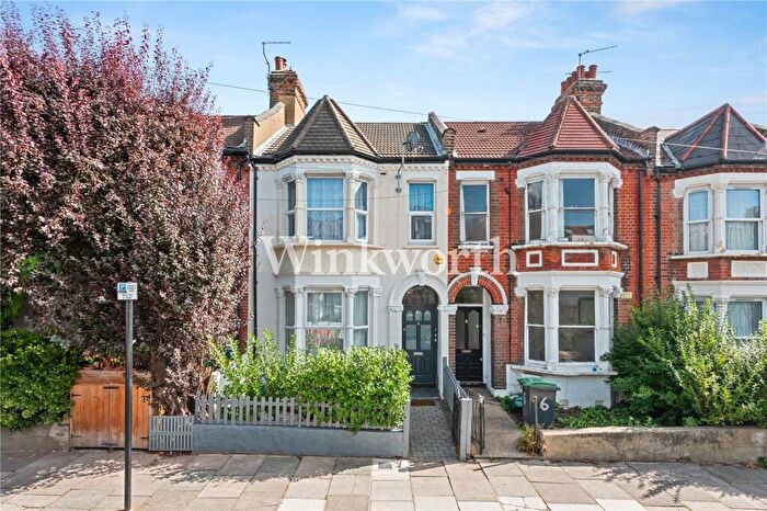 2 Bedroom Apartment For Sale In Kitchener Road, London, N17