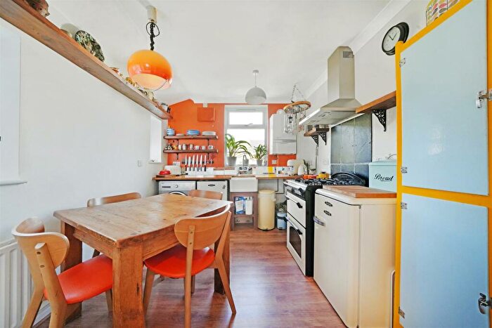 2 Bedroom Flat For Sale In Ferntower Road, London, N5