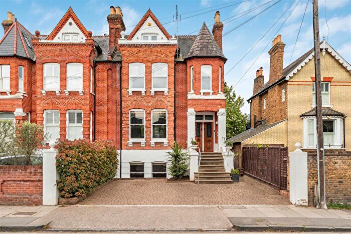 3 Bedroom Apartment For Sale In Queens Road, Kingston Upon Thames, KT2