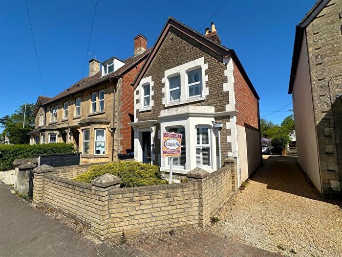 3 Bedroom Detached House For Sale In Bristol Road, Chippenham, SN15