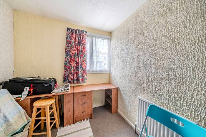 3 Bedroom Maisonette For Sale In Acacia Road, Wood Green, London, N22