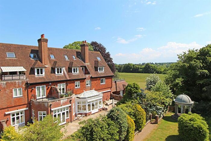 3 Bedroom Apartment For Sale In Eyhurst Park, Kingswood, KT20