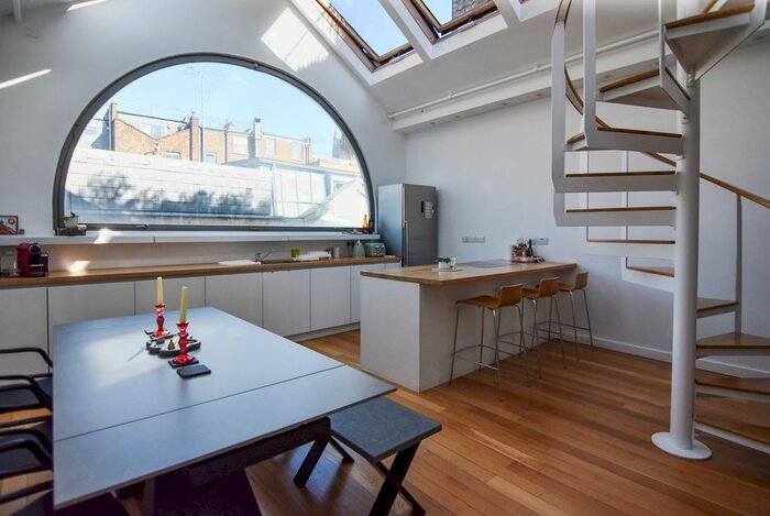 3 Bedroom Mews House To Rent In Swan Yard, Islington, London, N1