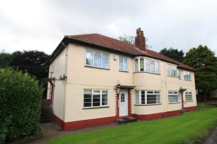 2 Bedroom Flat To Rent In Sandringham Drive, Leeds, West Yorkshire, LS17