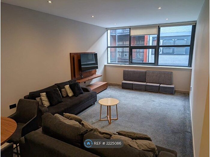 3 Bedroom Flat To Rent In Trafalgar House, Leeds, LS1