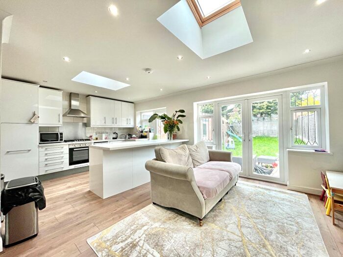 4 Bedroom Semi-Detached House To Rent In Cissbury Ring South, London, N12