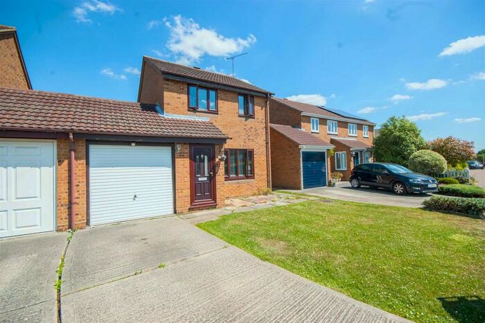 3 Bedroom Link Detached House To Rent In Rubens Gate, Springfield, Chelmsford, CM1