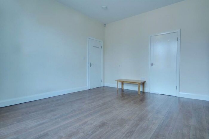 3 Bedroom Flat To Rent In Walm Lane, London, NW2