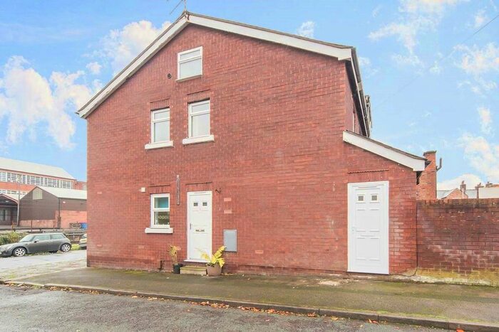 2 Bedroom Flat To Rent In Coronation Street, Macclesfield, Cheshire SK11